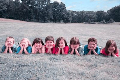 Children in coloured shirts - Tritanopia